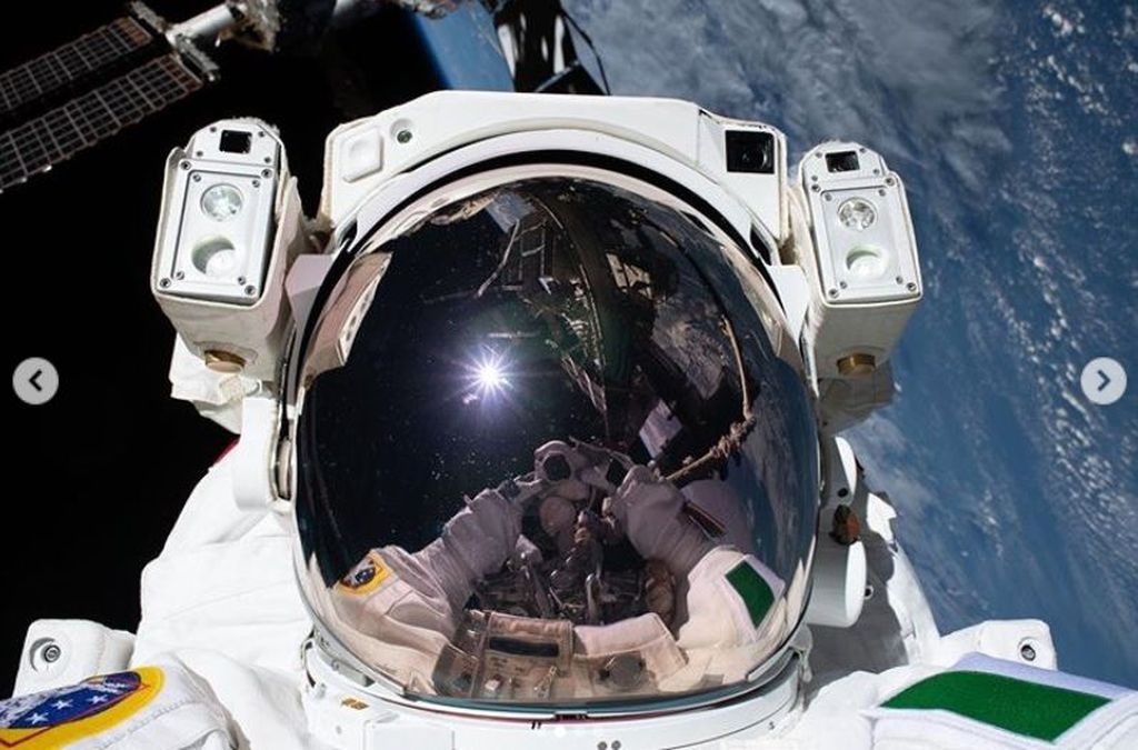 Astronaut perempuan saat melakukan spacewalk, aksi berbahaya di luar angkasa.